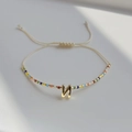Nahaufnahme des verstellbaren Perlenarmbands mit goldenem Buchstaben N Anhänger - Buchstabe N