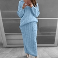 Détail du tricot torsadé bleu clair sur pull à manches longues et jupe longue assortie - 3XL / Haut Et Bas / Bleu ciel