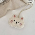 Dettaglio del charm in peluche bianco con ricamo rosa e cordino elastico su sfondo bianco - Coniglietto
