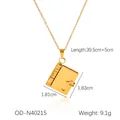 Dettaglio della collana a libro in oro 18K con dimensioni 1,81x1,83cm e catena da 39,5cm - Libro d'Oro
