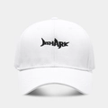 Detailaufnahme der weißen Baumwoll-Basecap mit schwarzer SHARK-Stickerei und feinen Nähten - Verstellbar / Weiß