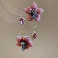 Detalles de pendientes de flores bordadas con cristales y elementos metálicos de corazón - Rosa