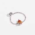 Détail d'une bague chaîne avec pierre orange en poire et pendentif en cœur poli - Réglable à Tirer / Goutte d'eau orange - Or Blanc