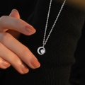 Collar de luna de plata de ley S999 con circón brillante sobre un suéter negro - Plata Fina S999(A2941) / Color Platino/Moissanita
