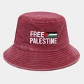 Dettaglio del ricamo bianco Free Palestine su un cappello a secchiello in cotone rosso - Borgogna