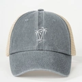 Dettaglio del ricamo a palma su un cappello trucker grigio lavato e beige - Taglia unica / Grigio