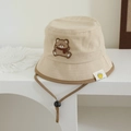 Dettaglio del cappello pescatore beige per neonati con ricamo a orsetto e laccetto - 48-50cm (1-2 anni) / Cachi Chiaro