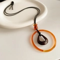 Détail du pendentif anneau ambre et goutte marron sur collier minimaliste en cordon - Rond (WN1585) / Marron