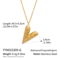 Details des goldenen Herzanhängers mit Hammerschlag-Textur und Maßangaben zur Größe - Gehämmerte Textur Herz (YYN023309-G)