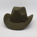 Detail eines olivgrünen Wollfilz-Cowboyhutes mit geflochtenem Lederband und Metallabzeichen - Armeegrün