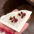 Détail d'une boucle d'oreille fleur rouge rétro avec perle sur papier vintage - Boucles d'oreilles pendantes florales rétro (39#) / Or-Rouge (Tige d'oreille en argent)