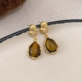 Dettaglio di orecchini vintage dorati con metallo testurizzato e pietra occhio di gatto marrone - 16# Oro-Marrone-Orecchini a Bottone con Pietra Occhio di Gatto e Goccia