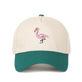 Detailaufnahme der Flamingo-Stickerei auf einer zweifarbigen Kappe mit grünem Schirm - Beige/Dunkelgrün
