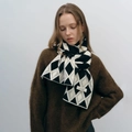 Sciarpa da donna in maglia a rombi bicolore bianco e nero in stile invernale chic - Nero & Bianco