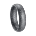Detalle de anillo de acero inoxidable plata antigua 6 mm con textura mate tipo piedra - US 6 / Plata Antigua Envejecida