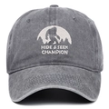 Détail de la broderie blanche avec silhouette Bigfoot sur casquette de baseball grise - Gris