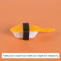 Modèle de sushi réaliste au caviar jaune type Nigiri avec ruban d'algue noire - Sushi aux Œufs de Hareng