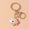 Détail d'un porte-clés carpe koi en émail rose et jaune avec fermoir doré brillant - Rose