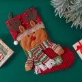 Chaussette de Noël rouge tricotée avec motif renne et écharpe rayée sur fond vert foncé - Style Élan