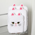 Dettaglio di tre custodie per laptop in peluche con ricami di gatti in varie dimensioni - 11" / Gatto bianco con orecchie rosa