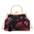 Detalle de bordado floral en bolso de seda negra con cadena de perlas y borla mariposa - Negro