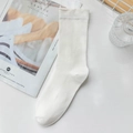 Japanische weiße Socken aus Baumwolle mit gewellten Bündchen auf weißem Schreibtisch - Reguläre Zehennaht / Weiß