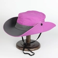 Dettaglio del cappello da sole con rete traspirante e cinturino sottogola regolabile - Regolabile / Viola
