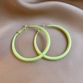 Orecchini a cerchio verde neon con design circolare minimalista su fondo satin - Verde (Perno in argento - Grande 5cm)