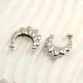 Pendientes de aro plateados con diseño de ondas en acero inoxidable sobre fondo beige - Oro de 18K / Color Acero