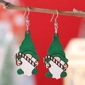 Pendientes navideños de madera con gnomo, gorro verde y bastón de caramelo sobre fondo rojo - Gnomo con Bastón de Caramelo
