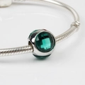 Charm in argento con cristallo verde scintillante su un bracciale a maglia serpente - Verde/10