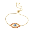 Macro-opname van een vergulde evil eye armband met blauw emaille en fonkelende CZ-stenen - Rood Blauw Wit Boze Oog Stijl (S130-1)