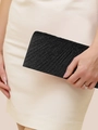 Bolso de noche negro brillante con textura de pliegues diagonales y diseño de lujo - Negro
