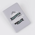 Détail du protège-passeport en similicuir gris avec citation voyage et motif montagne - Gris clair