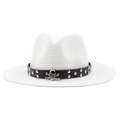 Sombrero fedora de paja blanca con cinturón de cuero con remaches y emblema de calavera - M (56-58cm) / Blanco