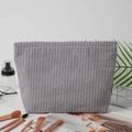 Primer plano de neceser de seersucker a rayas con brochas en un entorno de estilo de vida - 25*6*17cm / Rayas Blancas y Negras