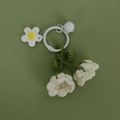 Llavero de lirio de los valles tejido a mano con flores blancas y hojas verdes - Lirio de los Valles Blanco