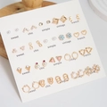 Set aus 18 Paar goldfarbenen Perlen- und Strass-Ohrsteckern auf weißer Display-Karte - 18 Paare Goldene Sortierte Stile (E0589-1)