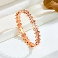 Détail d'un bracelet en titane or rose avec clous pointus et incrustation de zircons - Or Rose avec Strass Blanc
