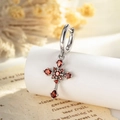 Orecchino a cerchio con croce gotica argento e zirconi rossi su fondo vintage - Orecchino a cerchio con croce (Pezzo singolo)