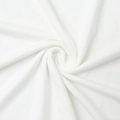 Vue macro de la texture du tissu en satin blanc avec des motifs tricotés doux - S / Blanc