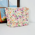 Dettaglio della borsa a tracolla in tela a fiori con stampa rosa e etichetta - Piccoli Fiori Rosa Viola