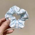Süßer Haargummi mit blau-weißem Karomuster aus Seersucker-Stoff mit Blumenstruktur - Karo-Stil / Blau