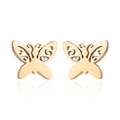 Primer plano de pendientes de mariposa dorados con diseño calado y acabado metálico fino - Estilo Mariposa con Volutas Calada (176) / Dorado