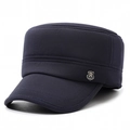 Berretto invernale da uomo blu scuro in lana calda con stemma metallico sportivo - Regolabile / Blu navy