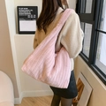 Elegante borsa tote rosa in ecopelliccia stile hobo per la moda autunno e inverno - Rosa