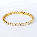Detalle de la pulsera de tenis dorada con circonitas de corazón y cierre metálico - 6mm de Ancho x 20cm de Largo / Dorado