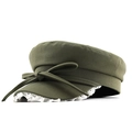 Dettaglio del cappello ottagonale verde oliva con fiocco decorativo e bordo in pizzo bianco - Taglia unica / Verde Militare