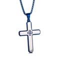 Gros plan du pendentif croix bleu et argent avec pierres et sa chaîne maille vénitienne - Pendentif Uniquement / Acier & Bleu