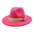 Detail eines rosenrosa Wollhutes mit beige Satinschleife und einer Strassschnalle - Fuchsia